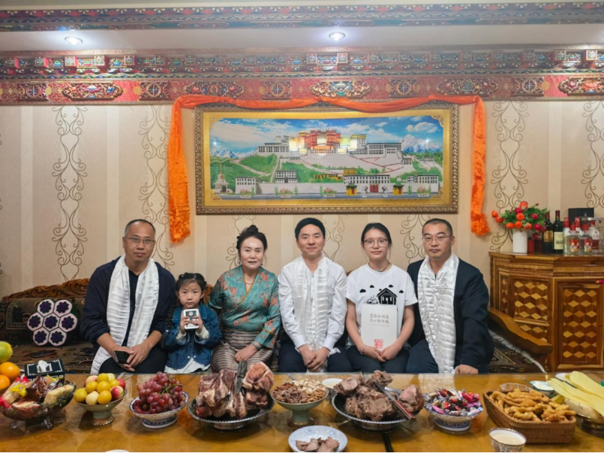 校长罗文波带队赴西藏看望研究生支教团并走访在校学生家庭及在藏工作校友