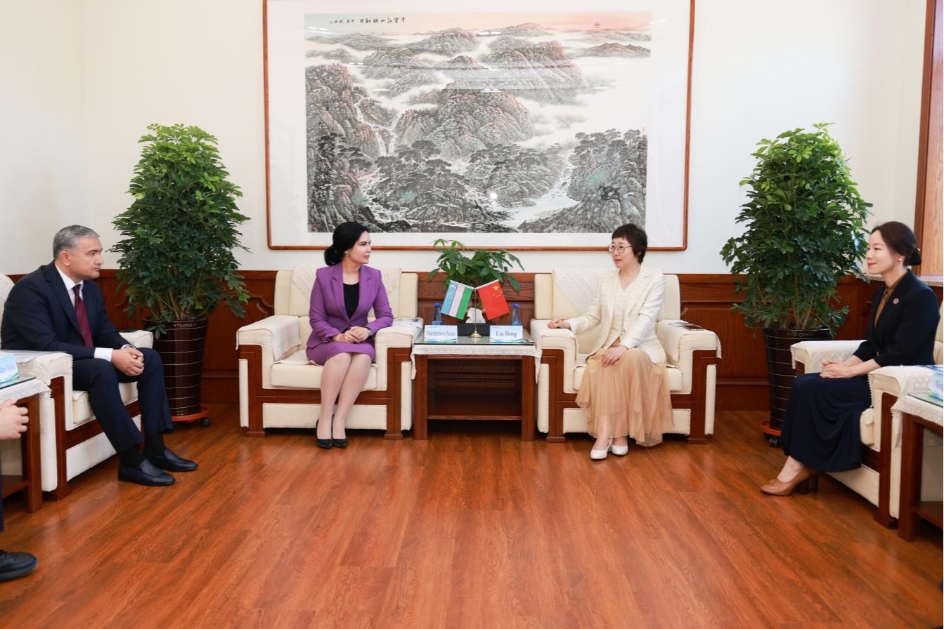 校党委书记刘宏会见乌兹别克斯坦乌尔根奇国立大学代表团