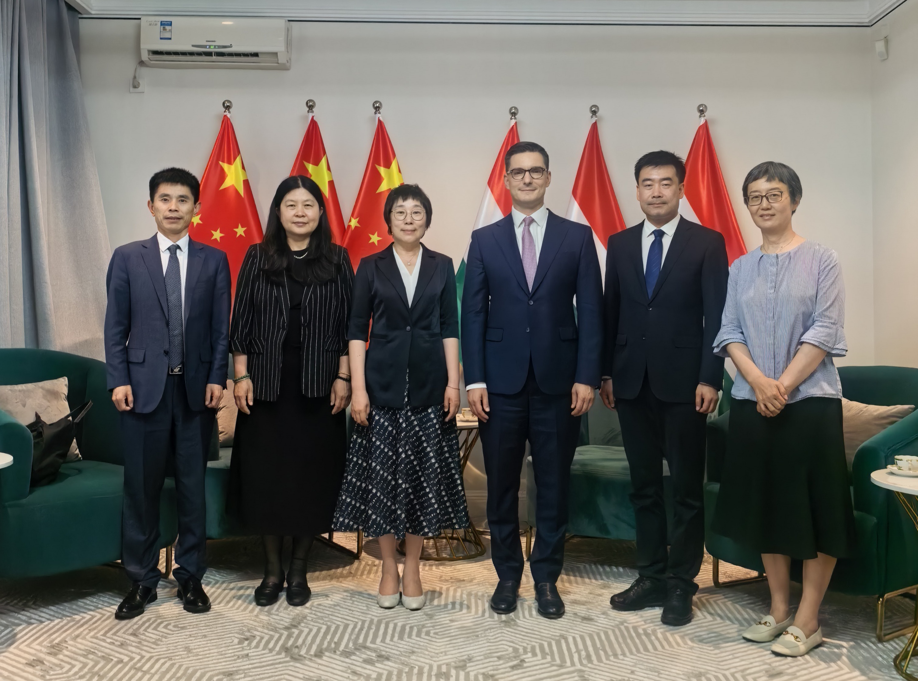 校党委书记刘宏一行访问匈牙利驻华大使馆和塞尔维亚驻华大使馆